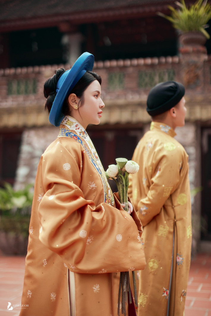 Trong nhiều bức ảnh, Quang Hải đã vui vẻ đứng phía sau, lùi ra xa, thậm chí còn quay lưng lại ống kính trong khi Chu Thanh Huyền làm tâm điểm. Rất nhiều cư dân mạng khi nhận ra điều này đã tấm tắc khen Quang Hải rất tinh tế, sẵn sàng để vợ sắp cưới thành nhân vật chính trong bộ ảnh.