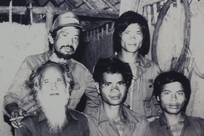 Ông chụp ảnh cùng bà con ở làng Sơtơr năm 1990.