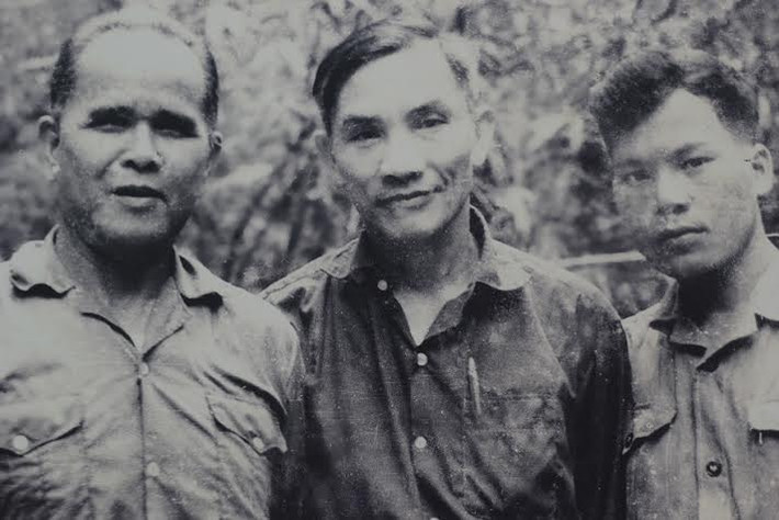 Anh hùng Núp, ông Trần Văn Bình - Bí thư tỉnh ủy Gia Lai và Anh hùng Kpă Klơng.