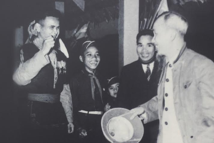 Anh hùng Núp gặp Bác Hồ tại trường Dân Tộc Trung Ương năm 1959.