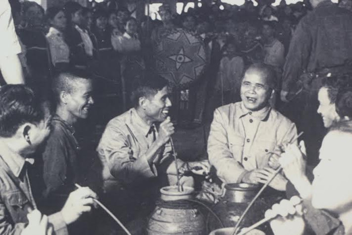 Anh hùng Núp trò chuyện cùng đồng bào ở buôn làng.