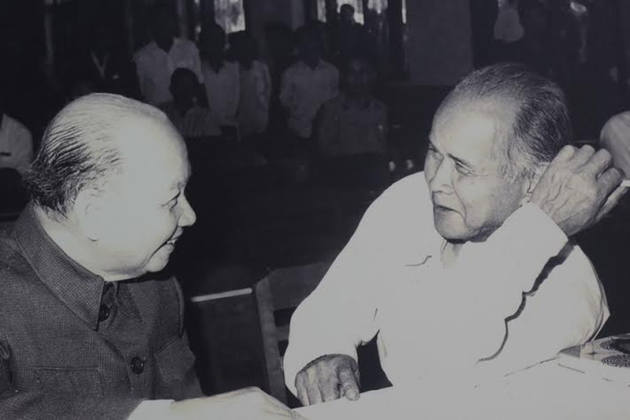 Được biết, triển lãm này diễn ra tại đường anh hùng Núp, thành phố Pleiku, tỉnh Gia Lai từ ngày 29/4 đến 2/5/2014. Ảnh: Anh hùng Núp và Chủ tịch Hội đồng Nhà nước Trường Chinh tại Pleiku năm 1984.