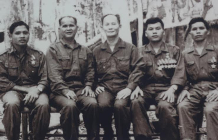 Anh hùng Núp, Anh hùng Rơ Chăm Ơk, Kpă Klơng, Kpuih Thu và ông Nguyễn Thế Minh tại mặt trận B3 năm 1972.