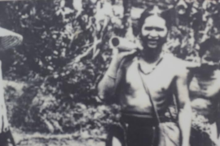 Cùng đồng bào đào chông bẫy giặc năm 1943.
