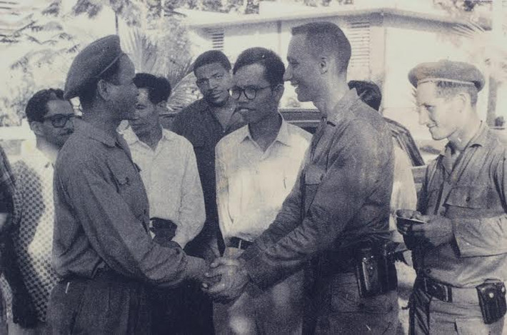 Ông thăm những người đồng chí Cuba.