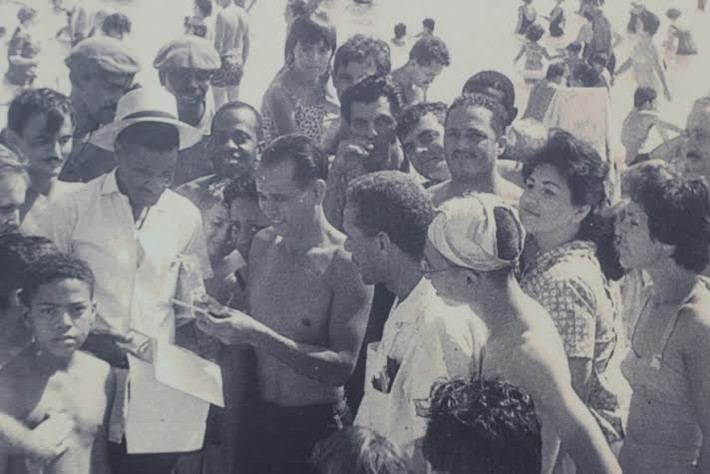 Chụp hình tại bãi biển Cuba.