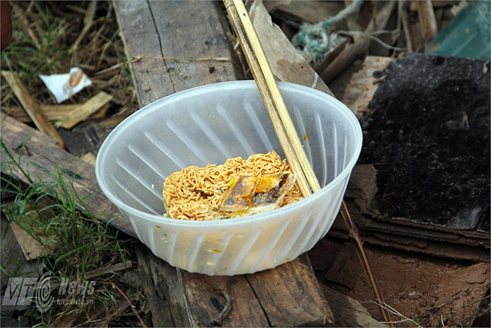 Bữa ăn thường ngày vào các buổi trưa của chú Định là một gói mỳ tôm. Buổi tối, chú thường góp gạo thổi cơm chung cùng người quen đang bán quán ở đó.