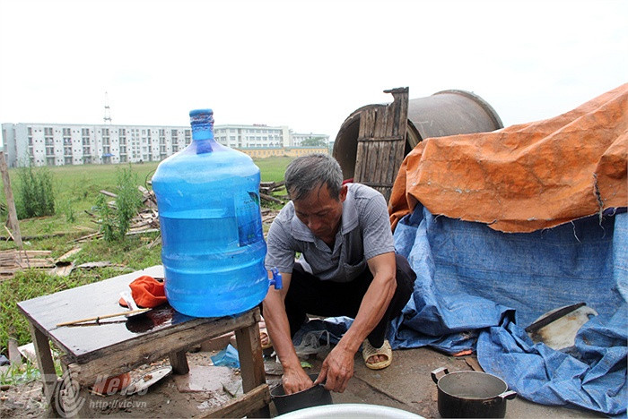 Nước sinh hoạt cho ăn uống, tắm giặt, chú Định đi xin ở công trường đối diện.