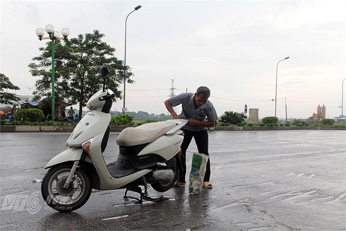 Cứ có xe máy cần vá xăm chú Định lại không nề hà dù trời vẫn đang mưa.