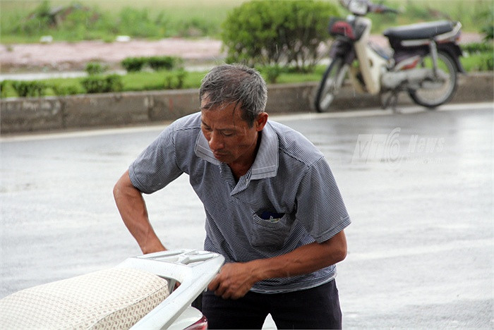 Người cha nghèo vẫn miệt mài mưu sinh mong cho con cái thành tài.