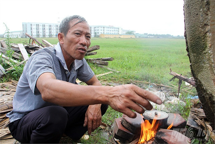 Chú Định trầm ngâm kể về cuộc đời chìm nổi của mình. Đã hơn 10 năm qua, người cha này đã phải sống trên vỉa hè, lều bạt trên các tuyến phố ở Cầu Giấy, đường Láng trước khi chuyển về trên đường Lê Văn Lương kéo dài.