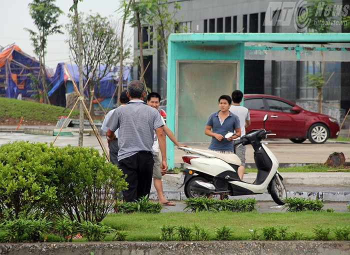Chú Định chỉ có tay nghề sửa xe đạp, đối với xe máy thì chỉ biết bơm vá qua loa. Mỗi ngày, chú Định kiếm được từ 70.000-80.000 đồng. Trừ các chi phí ăn uống, sinh hoạt, mỗi tháng chú gửi về cho nhà được 1,5 triệu.