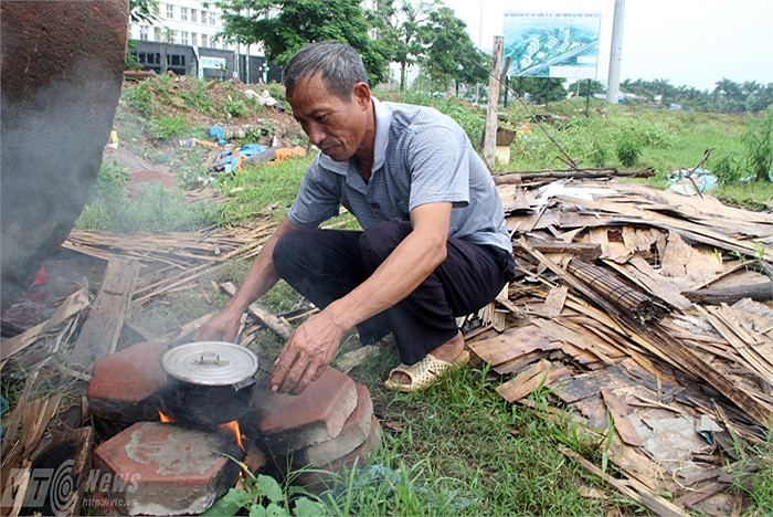 Nhiều khi, bếp vừa được nhóm lên lúc gặp cơn mưa lại tắt ngúm. Tuy vậy, chú Định cũng đã dự trữ một ít củi khô để dùng khi trời mưa bão.