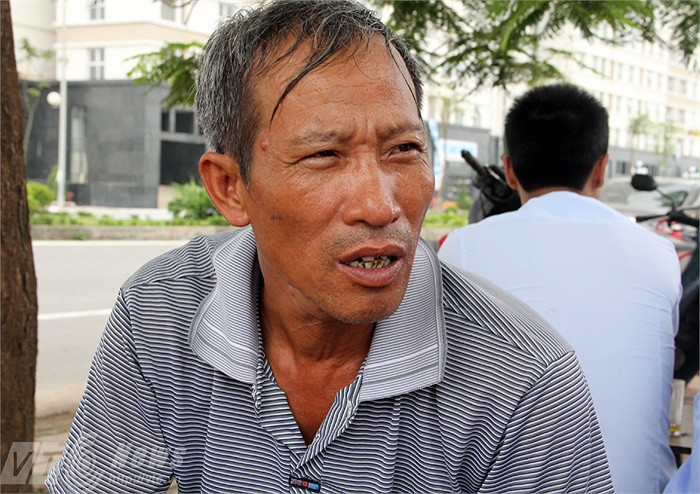 Hơn 10 năm qua, để kiếm tiền nuôi con, chú Nguyễn Hữu Định, bố thủ khoa ĐH Y Hà Nội - Nguyễn Hữu Tiến đã sống tạm bợ khắp vỉa hè, lều bạt ở Thủ đô. Công việc chính của chú Định là sửa xe đạp, bơm vá xe máy, bán xăng, chạy xe ôm, bốc vác...