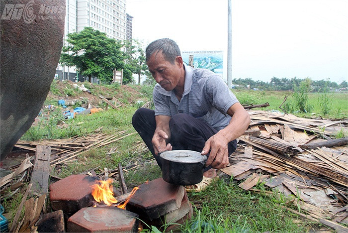 Thường các bữa trưa, người cha nghèo khó này chỉ ăn tạm gói mỳ tôm hay cái bánh mỳ không cho qua bữa.
