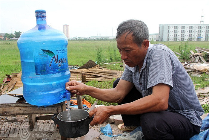 Vì là nước đi xin nên chú Định cũng dùng rất tiết kiệm.