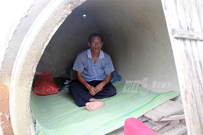 Mọi sinh hoạt của chú cũng diễn ra trong vỏn vẹn hơn 1m2 diện tích ống cống.