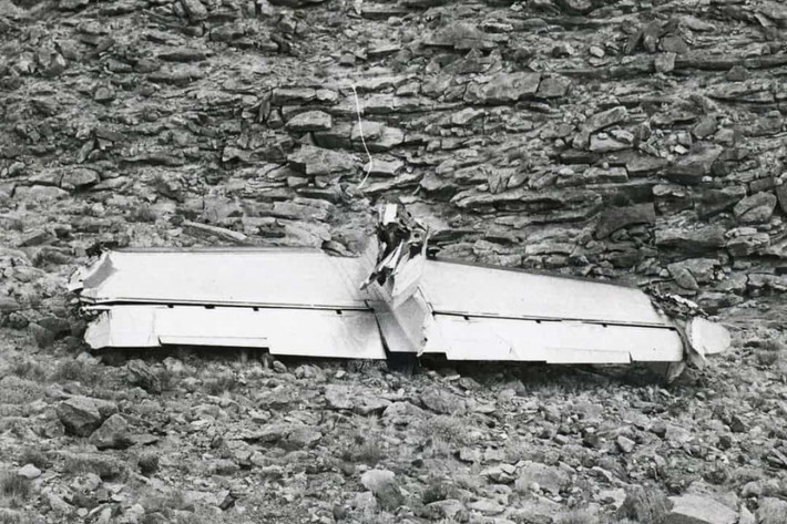 Vụ va chạm trên không trung Grand Canyon năm 1956. Ngày 30/6/1956, máy bay Douglas DC-7 của hãng hàng không United Airlines đã va chạm với máy bay Lockheed L-1049 Super Constellation của hãng hàng không Trans World Airlines trên khu vực Grand Canyon, Arizona, Mỹ. Vụ va chạm khiến 128 người thiệt mạng và đã thay đổi ngành hàng không Mỹ mãi mãi. Trong ảnh là phần đuôi bị đứt rời của máy bay Super Constellation.