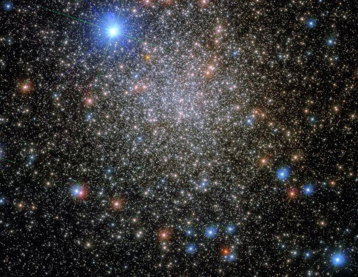Cụm sao cầu NGC 6380 nằm cách Trái Đất 35.000 năm ánh sáng nằm trong chòm sao Thiên Yết. Ngôi sao sáng nhất ở phía trên là HD 159073, nằm cách hành tinh của chúng ta 4.000 năm ánh sáng.