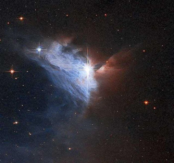 Đây là một ví dụ khác của tinh vân phát xạ mang tên NGC 2313, thắp sáng bầu trời với những vầng sáng màu bạc ở trước ngôi sao V565. Bức ảnh này đã được Kính Thiên văn Hubble chụp lại.
