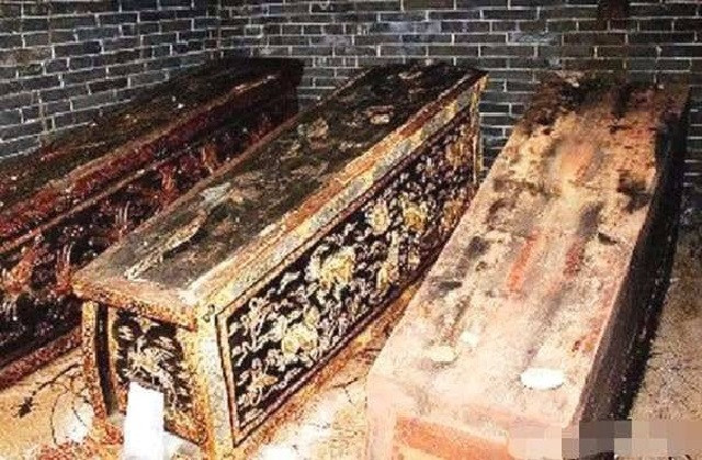 Về lý do qua đời của vị quan thanh liêm này, trên mộ phần của ông ở Đại Hưng Tập, ngoại ô thành phố Hợp Phì, tỉnh An Huy có khắc nội dung như sau: “Năm Gia Hựu thứ bảy, tháng 5, ngày Kỷ Mùi (tức ngày 12/5/1062) ra làm việc, phát bệnh nên quay về. Hoàng thượng sai sứ ban cho thuốc tốt, đến ngày Tân Mùi (tức ngày 24/5/1062) thì không dậy được nữa”.