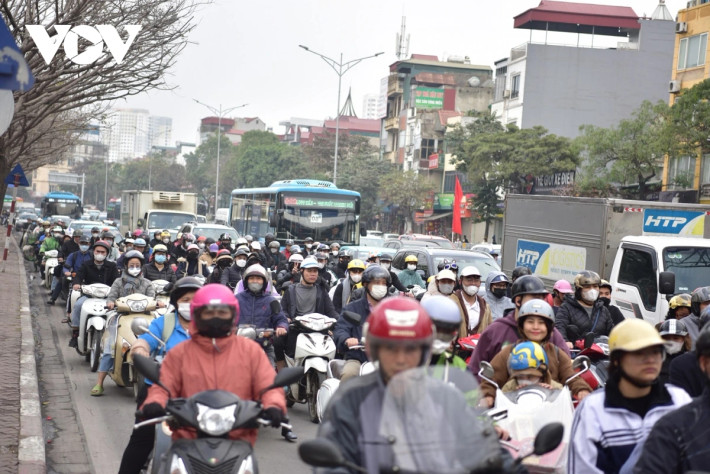 Ông Nguyễn Mạnh Nam (Hà Nam) chia sẻ: "Năm nào tôi cũng về quê sớm bằng xe máy để chủ động trong việc đi lại. Năm nay tôi thấy người tham gia giao thông chấp hành đúng luật lệ, không vượt đỏ cũng như không di chuyển lộn xộn lẫn làn".