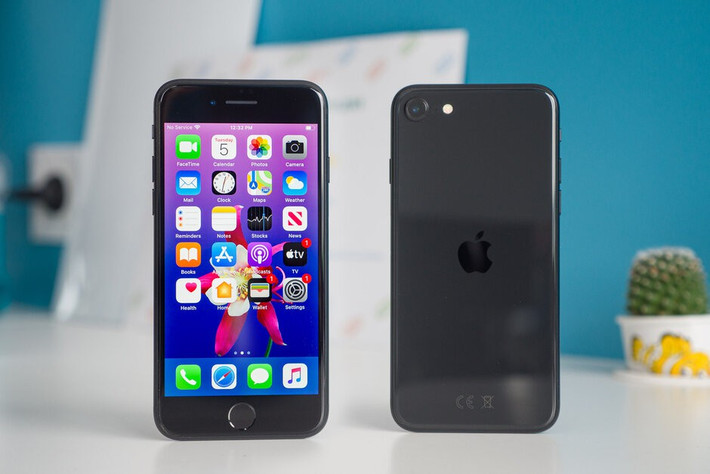 iPhone SE 2020 chính hãng có giá 10-11 triệu đồng cho bản 64 GB. Thiết bị sở hữu kiểu dáng nhỏ gọn, kích thước màn hình 4,7 inch tương tự iPhone 8 nhưng cấu hình mạnh hơn với chip xử lý A13 Bionic (giống iPhone 11), camera sau 12 MP, camera trước 7 MP, RAM 3 GB, cảm biến vân tay Touch ID và chuẩn kháng nước IP67. Ảnh: PhoneArena.
