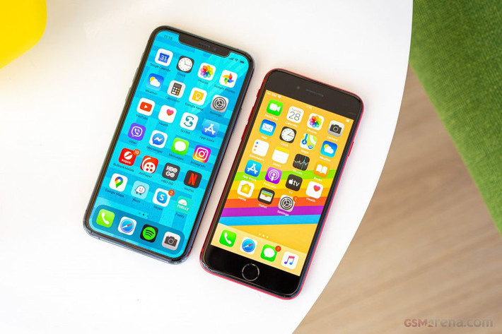 Các trang công nghệ đánh giá iPhone SE 2020 phù hợp với những người cần máy phụ hoặc dùng để nghe gọi, chụp ảnh hay lướt web, không thích hợp để xem phim, chơi game do màn hình nhỏ, dung lượng pin thấp. Viền màn hình của thiết bị khá dày, không dành cho những người thích thiết kế hiện đại như các đời iPhone mới hơn. Ảnh: GSMArena.