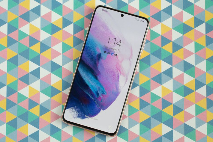 Samsung Galaxy S21 5G là một trong số ít smartphone Android cao cấp có kích thước nhỏ gọn nhưng không bị cắt giảm nhiều tính năng. Máy trang bị màn hình AMOLED 6,2 inch tần số quét 120 Hz, chip xử lý Exynos 2100, RAM 8 GB, bộ nhớ trong 128 GB và pin 4.000 mAh cho thời gian sử dụng lâu hơn thế hệ trước, theo đánh giá của GSMArena. Ảnh: CNET.