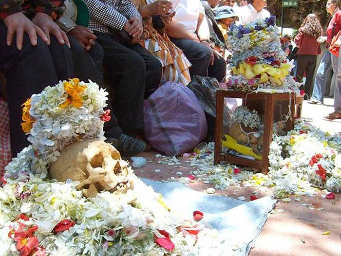 Dân Bolivia bản địa tin rằng mỗi người có đến 7 linh hồn, và một trong số đó vẫn còn tồn tại trong bộ xương kể cả sau khi đã chết.