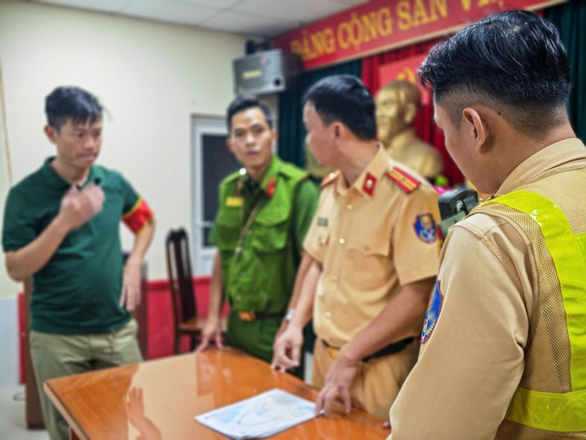 Thực hiện chỉ đạo của Công an thành phố Hà Nội về việc tăng cường lực lượng xử lý dứt điểm tình trạng thanh thiếu niên điều khiển xe máy lạng lách, đánh võng gây mất an ninh trật tự trên địa bàn, Phòng CSGT Công an thành phố đã chỉ đạo các đơn vị nắm tình hình, chủ động lên phương án phối hợp với các lực lượng triển khai các biện pháp để phòng ngừa xử lý quyết liệt với các trường hợp vi phạm.