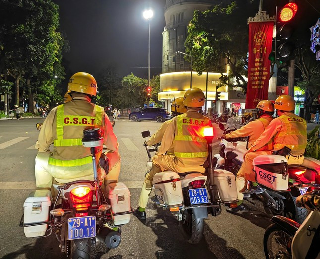 Tối 9/11, hàng chục cán bộ, chiến sĩ tổ công tác Đội CSGT đường bộ số 1 triển khai phương án tuần tra kiểm soát, xử lý hành vi vi phạm như phóng nhanh, lạng lách, đánh võng...