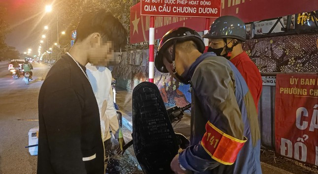 Đồng thời phối hợp với Công an quận Hoàn Kiếm giải tán các khu vực tập trung đông thanh thiếu niên có nguy cơ hình thành các đoàn xe gây mất an ninh trật tự.