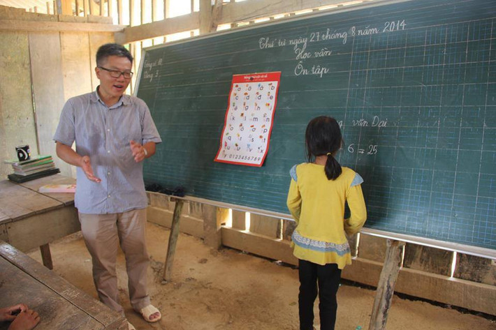 Tuần qua, GS Ngô Bảo Châu nhẹ nhàng đáp lời những cạnh khóe của một số ít các "anh hùng bàn phím" về chuyện ông đi "dép tổ ong" dạy học cho trẻ em vùng cao trong một số bức ảnh chụp cách đây không lâu.