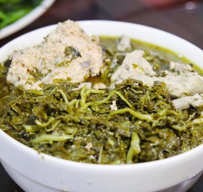 Với vị bùi bùi lạ miệng, món ăn này đã mang về cho chị Mai Hương - một người bán ở Hà Nội lượng khách lên tới 2.000 người luân phiên mua hàng.