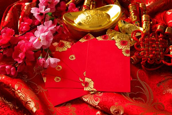 3 thứ nên nhìn thấy khi mở cửa bước vào nhà. Nên nhìn thấy màu đỏ khi vào cửa. Theo quan niệm từ xưa thì màu đỏ là màu của sự tốt lành. Nhìn vào màu đỏ sẽ mang đến cho bạn cảm giác vui vẻ, thoải mái như nhìn thấy điều gì đó tốt đẹp. Khi trang trí nhà cửa bạn nên chú ý đến những gì bạn nhìn thấy khi mở cửa bước vào. Vị trí này phải được trang trí đẹp mắt và hợp phong thủy.
