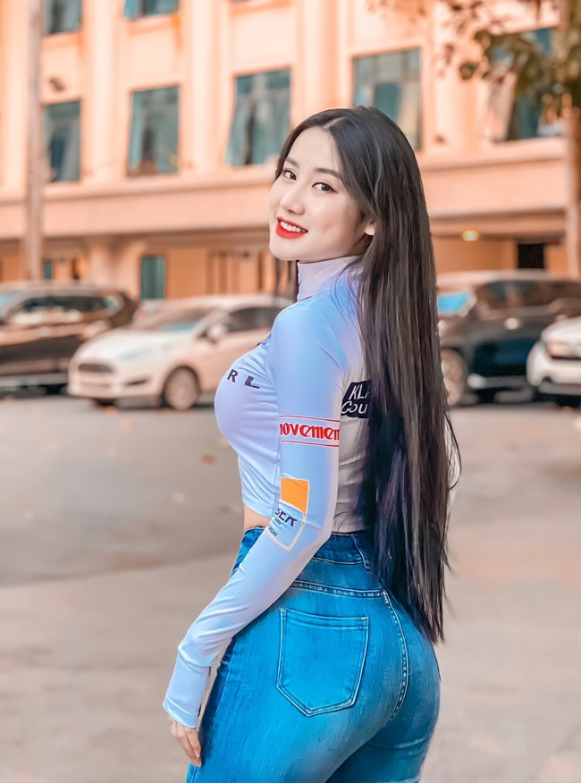 Ngoài ra, những chiếc áo ôm kết hợp với skinny jean cũng được Phương Anh chọn diện.