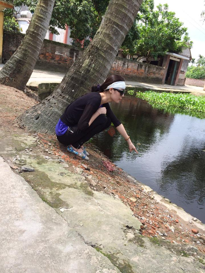 Người đẹp tỏ ra đang rất buồn bã, ra ngồi cạnh bờ ao và thể hiện như mình đang suy tư, hồi tưởng.