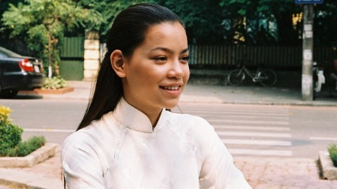 Với hình ảnh bầu bĩnh, hàm răng nguyên bản chưa đều tăm tắp, chiếc mũi cũng to hơn, nhìn Hà Hồ của 13 năm trước mộc mạc. Duy chỉ có đôi mắt là khó lẫn khi so sánh cách thời kỳ. Trong Hoa cỏ may, Hà Hồ cùng với Vi Cầm và Hải Anh đã chiếm được tình cảm của trái tim khán giả nhiều thế hệ. Bộ phim thậm chí chuẩn bị được VTV chiếu lại vào dịp hè 2014.