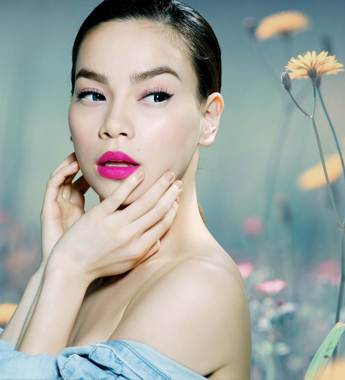 Bà mẹ một con trở thành biểu tượng nhan sắc của làng giải trí Việt sang trọng và quý phái.