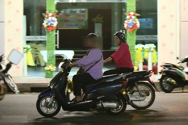 Ngay sau đó, bà Chín lên xe ra về cùng một người bạn.