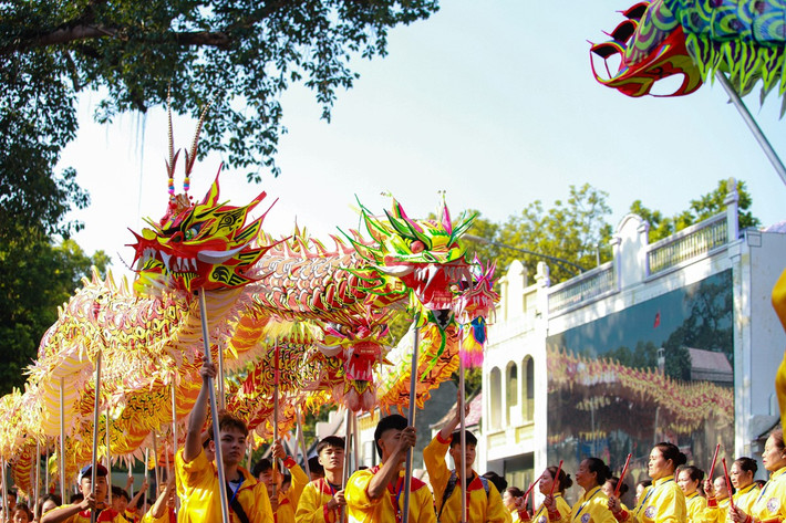Những loại hình nghệ thuật như ca trù, múa rối nước, hát xẩm… và các di sản tín ngưỡng như Tín ngưỡng thờ Tản Viên Sơn Thánh, Hai Bà Trưng, Thánh Gióng mang lại một cái nhìn sâu sắc về các giá trị văn hóa trường tồn của Thủ đô Hà Nội.