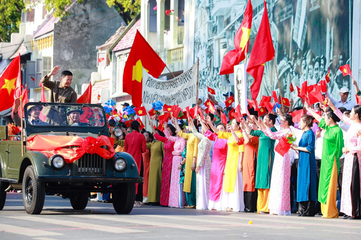 br/> Đoàn quân tiến về tiếp quản Thủ đô được sự chào đón, reo hò của người dân được tái hiện vô cùng sinh động và đầy xúc cảm.