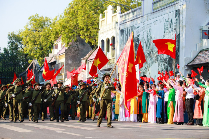 br/> Điểm nhấn quan trọng của chương trình là màn tái hiện sống động hình ảnh đoàn quân tiến về Hà Nội trong thời khắc lịch sử 10/10/1954.