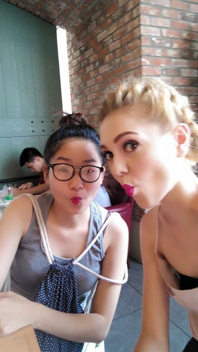 Magdalena Ancyperowicz chụp ảnh cùng một người bạn Việt Nam.