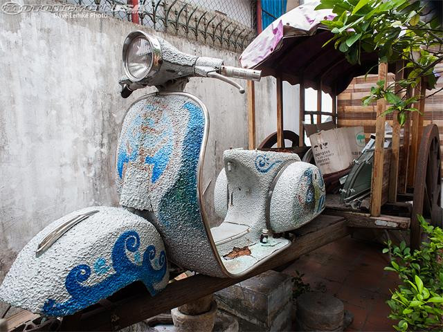 Hình ảnh một mẫu mô tô đã được Vinh "độ" nghệ thuật, được trng bày tại quán cà phê Xe cổ.