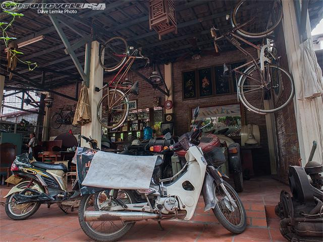 "Xe hiện đại chạy nhanh, nhưng một chiếc xe cũ buộc bạn đi chậm hơn và cho bạn cảm giác rõ sự khác biệt. Tuy nhiên, khi lái một chiếc xe cũ, sẽ có cơ hội để thư giãn và tận hưởng cái đẹp", anh Vinh nói.