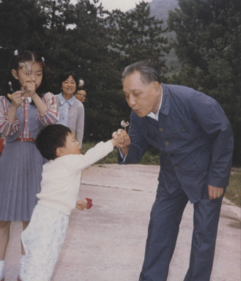 Đặng Tiểu Bình tại núi Ngọc Tuyền, Bắc Kinh. Ảnh chụp vào tháng 4/1987.