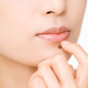 Những phụ nữ có nốt ruồi mọc trên cằm trái là người sở hữu nhiều bất động sản, có thể là cơ nghiệp do tổ tiên để lại. (Thông tin trong bài chỉ mang tính tham khảo).