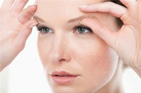 Lông mày mọc lộn xộn: Lông mày đẹp hay xấu cũng là một trong những nhân tố đặc trưng biểu hiện đường sự nghiệp công danh của con người. Đặc biệt những người có đường lông mày chia cắt lộn xộn thì vô cùng bất lợi. Người như vậy tính cách thường nóng vội, không biết cư xử khéo léo trong giao tiếp với đồng nghiệp nên dễ gặp trở ngại trong công việc.